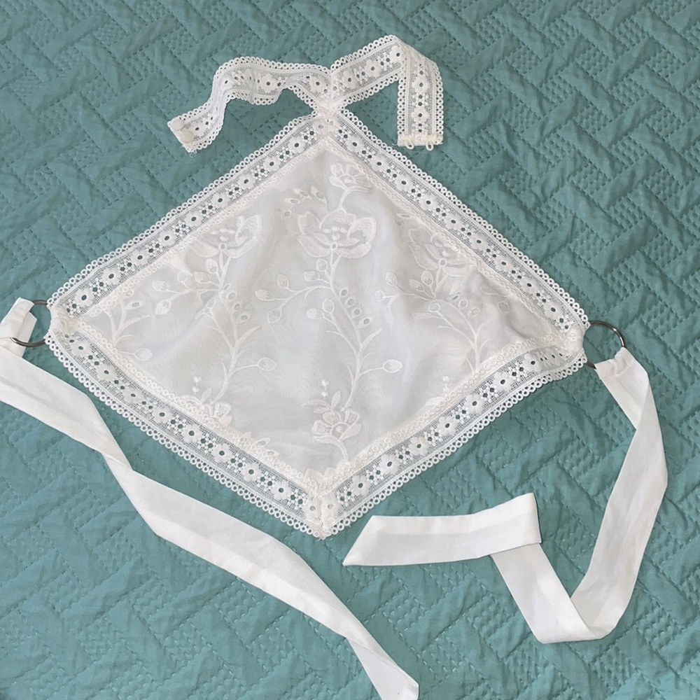 6/$19 🦋White embroidered skirt and top
